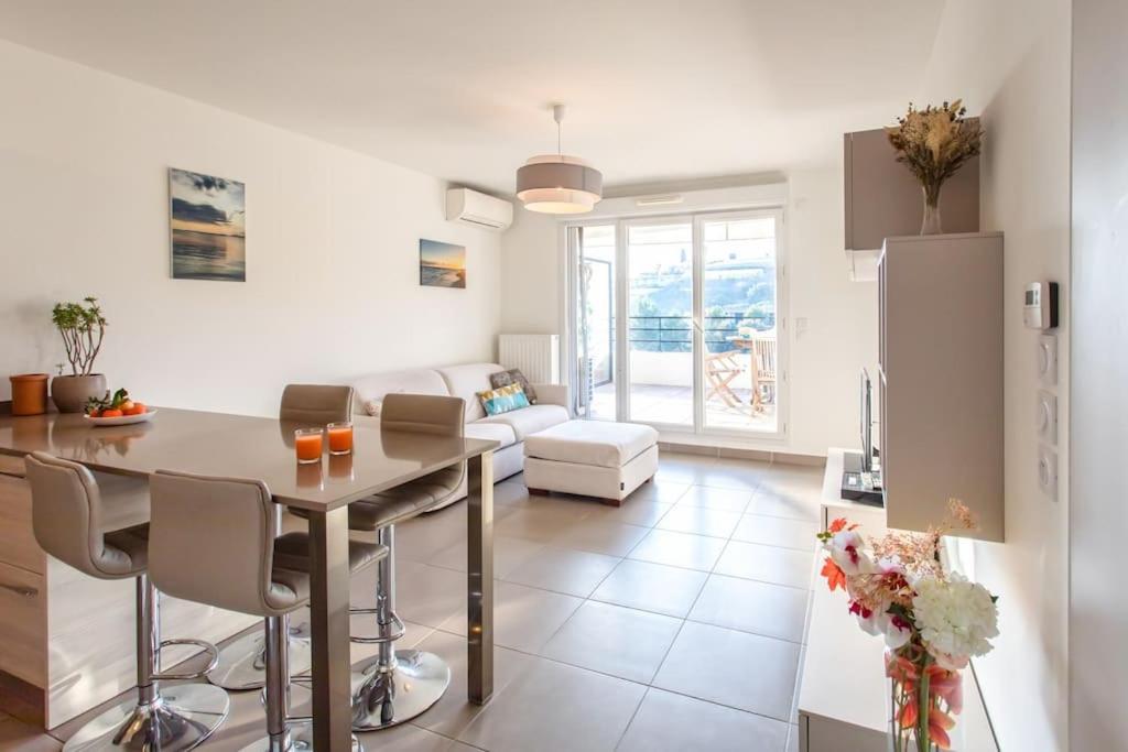 L8 Calm, Panoramic Sea View Withterrace, Parking & Ac Apartment *